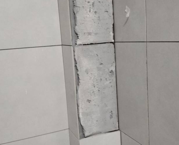 延平瓷砖空鼓维修公司分享下瓷砖施工前基层浇水润湿程度不足，可能导致以下问题